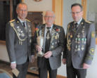 Jürgen Nickel Pokal der Ehrenmitglieder“: von links: Mirco Meyer (Präsident SV Elstorf), Jürgen Nickel, Volker Nützel (Sportleiter)