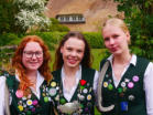Von links: Laura Aldag (Adjutantin), Janne-Rieke Peters (Jungschützenkönigin), Lene Sommer (Adjutantin)