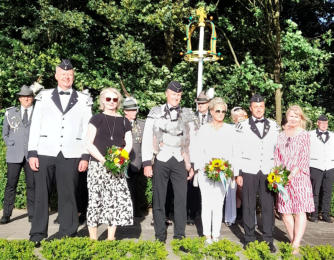 Königsteam (v.l.) Michael und Imke Peters, Schützenkönig Michael Mojen und Ehefrau Dörte, Rainer-Oliver Westphal und Katrin Peters